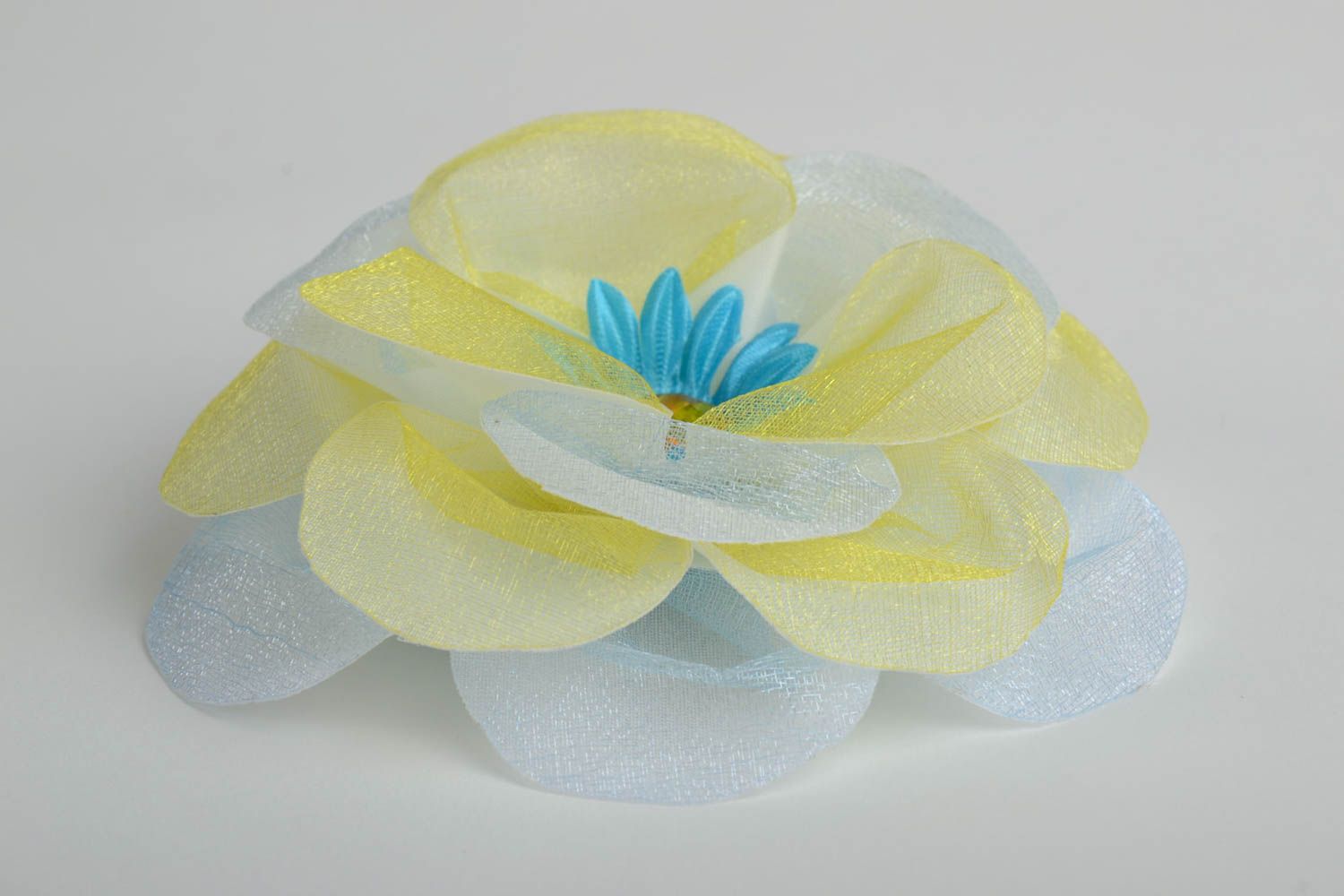 Zarte schöne Blume Haarspange aus Organza Kanzashi künstlerische Handarbeit toll foto 2