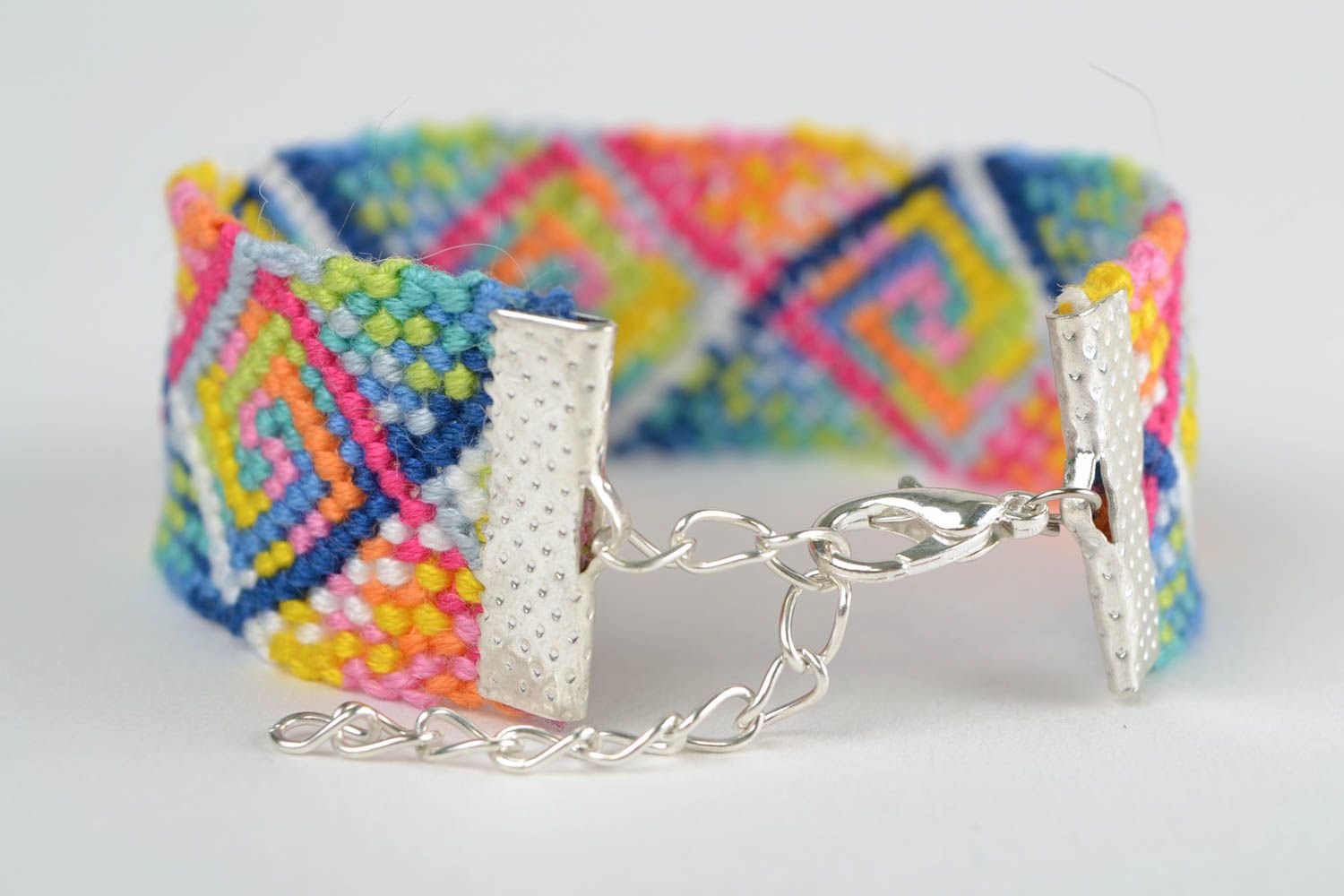 Large bracelet tressé en fils moulinés en macramé multicolore fait main femme photo 4