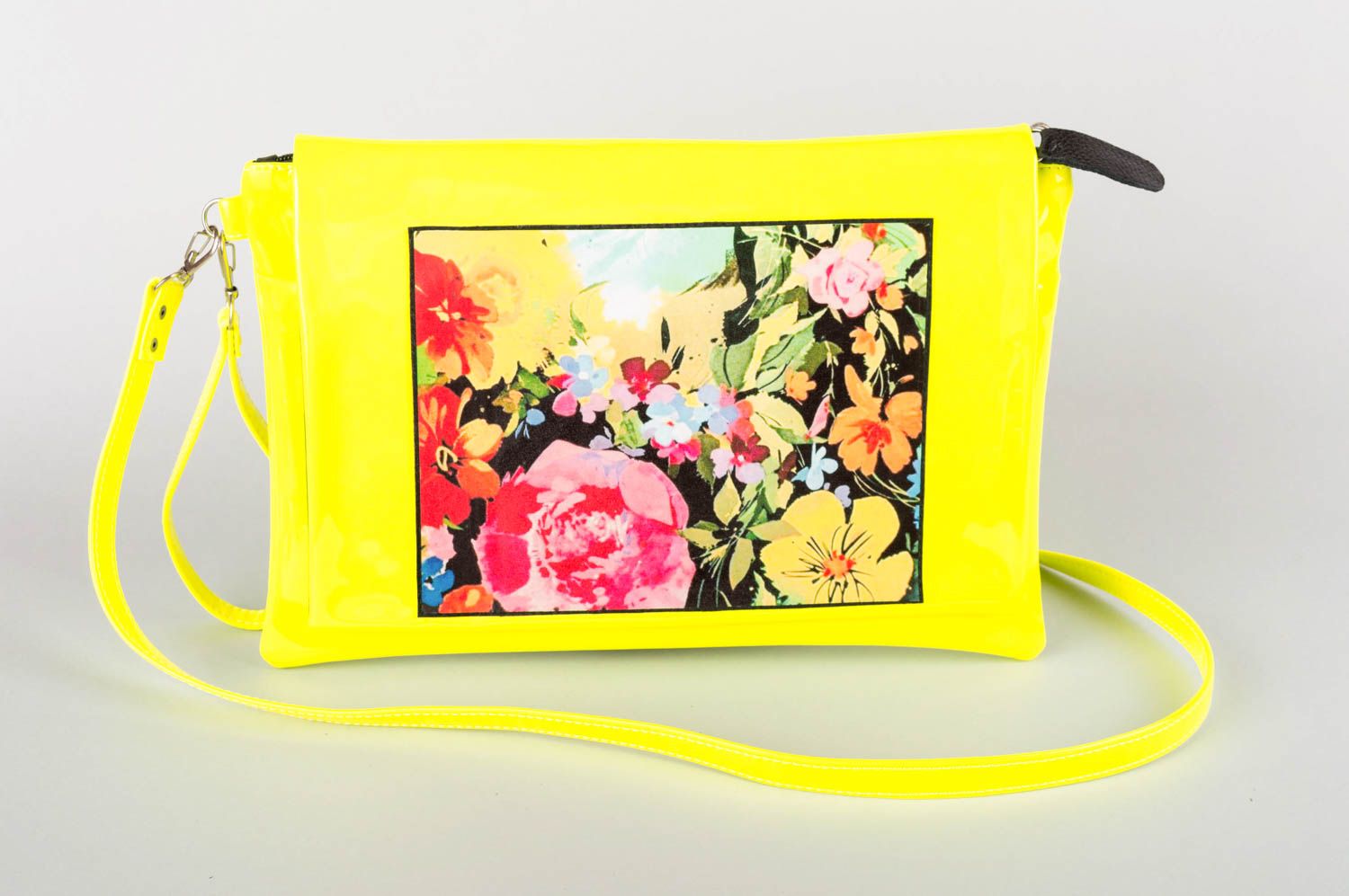 Gelbe Tasche Clutch mit Blumenmuster mit Riemen handmade aus Kunstleder foto 2