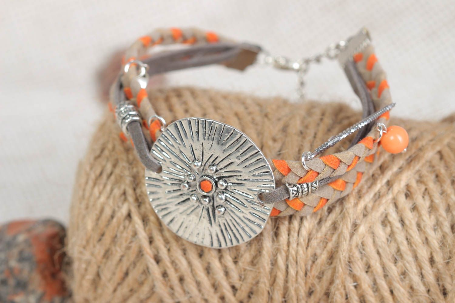Bracelet en cuir tressé fin orange-gris fait main de style ethnique original photo 1