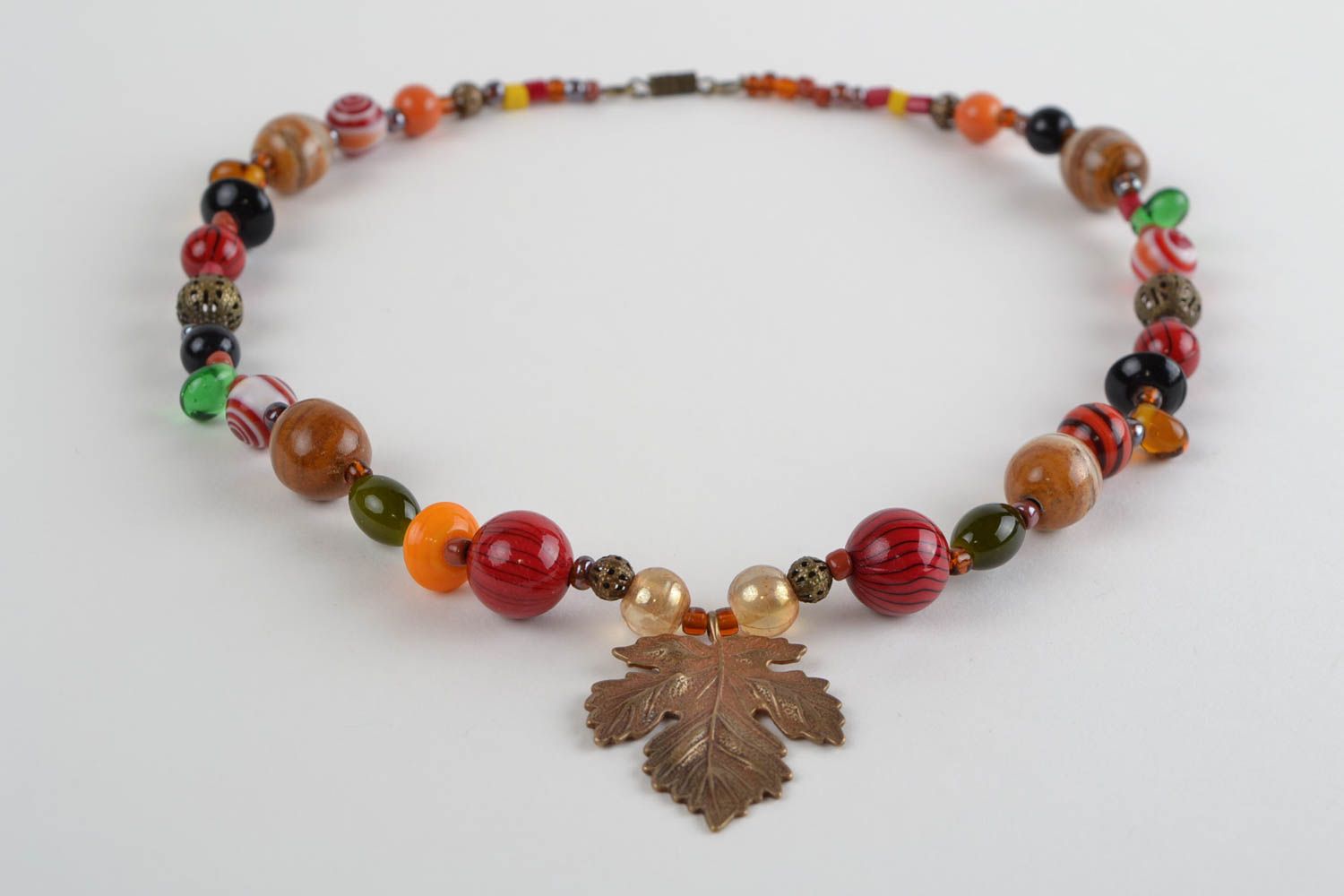 Collier multicolore perles de verre et jadéite avec pendentif feuille fait main photo 5