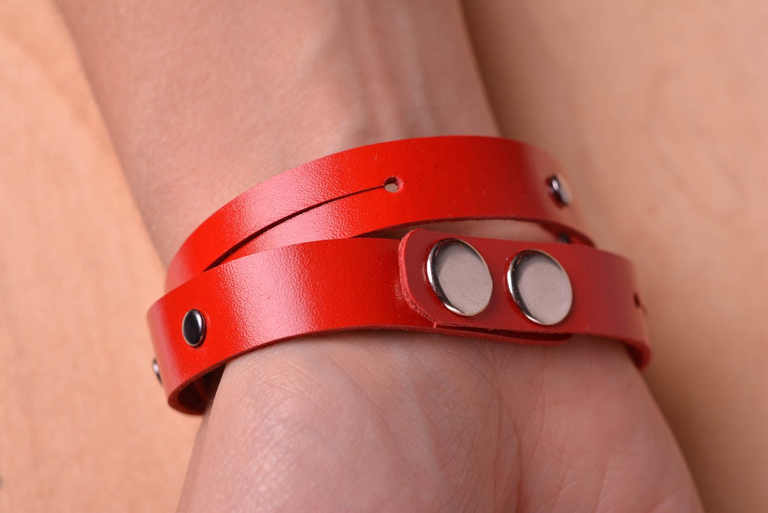 Bracelet cuir Bijou fait main Accessoire femme rouge avec fourniture en métal photo 4