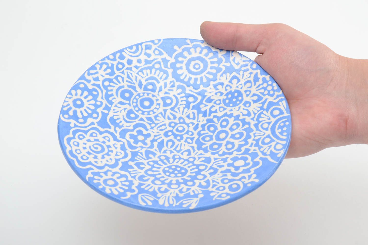 Grande soucoupe en céramique peinte bleue aux motifs blancs faite main photo 5