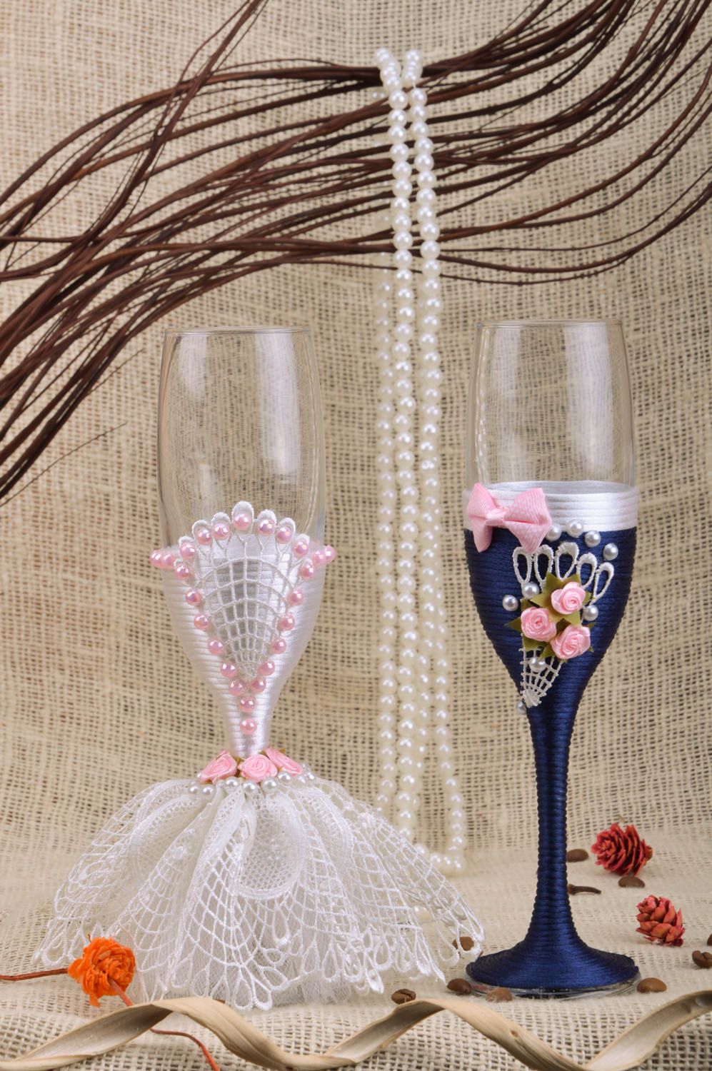 Стеклянные бокалы на свадьбу 2 штуки с кружевом бусинами и розами ручной работы фото 1