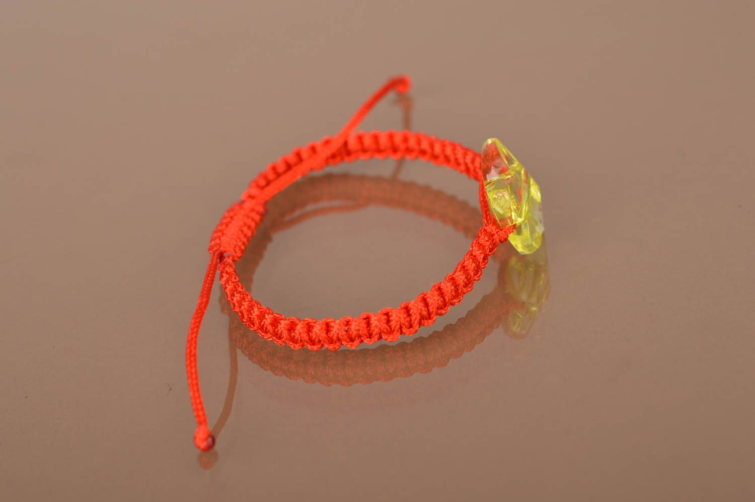 Красный браслет из вощеного шнурка с бусиной в виде бабочки ручной работы фото 4