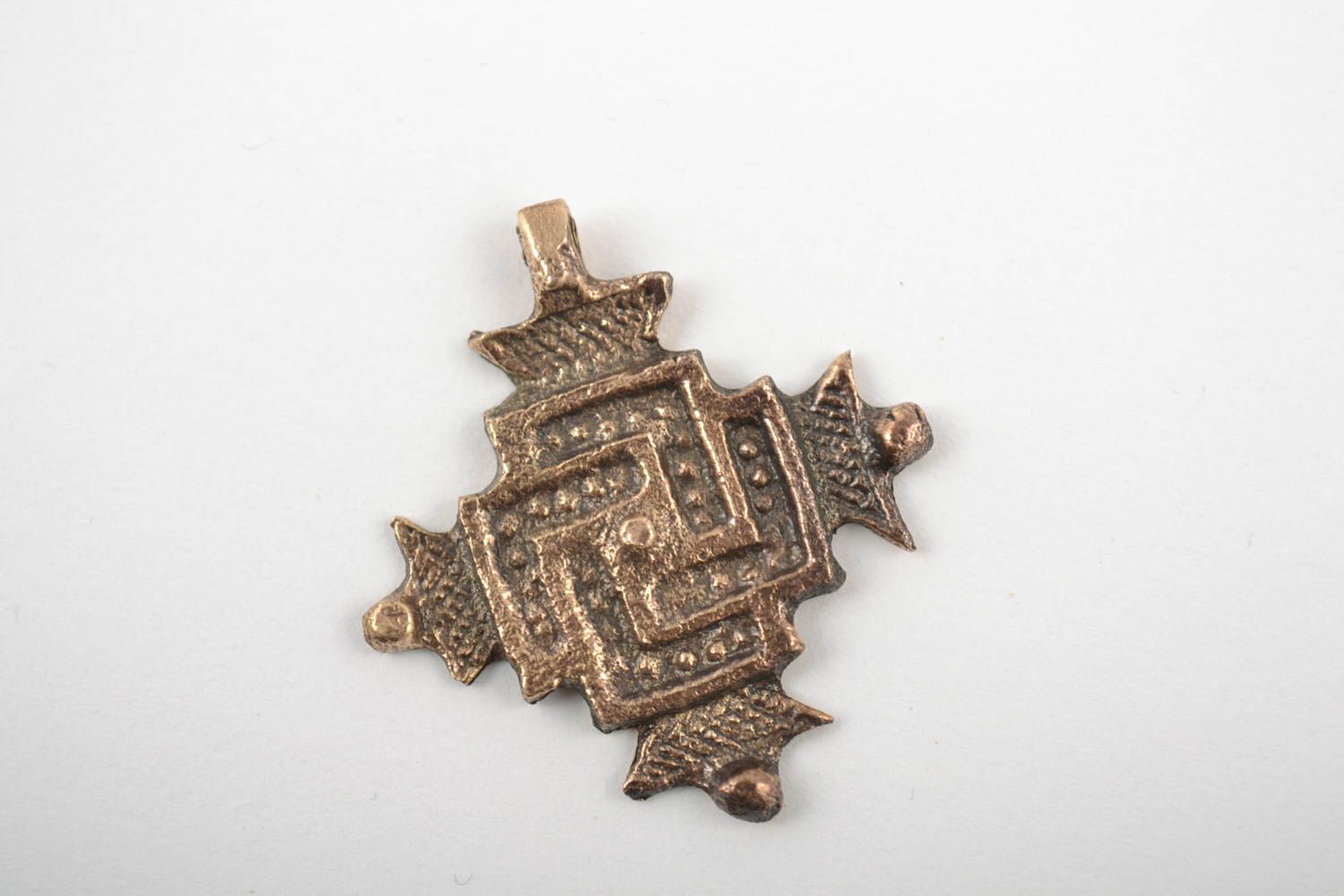 Petite croix pectorale moulée en bronze faite main pendentif sur lacet photo 4