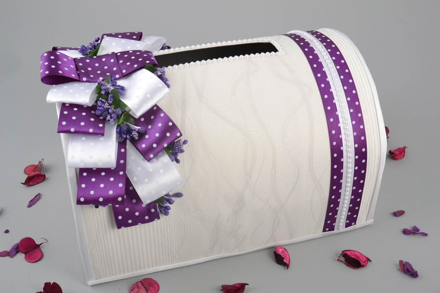 Свадебная коробка для конвертов из картона с атласными лентами ручной работы  фото 1