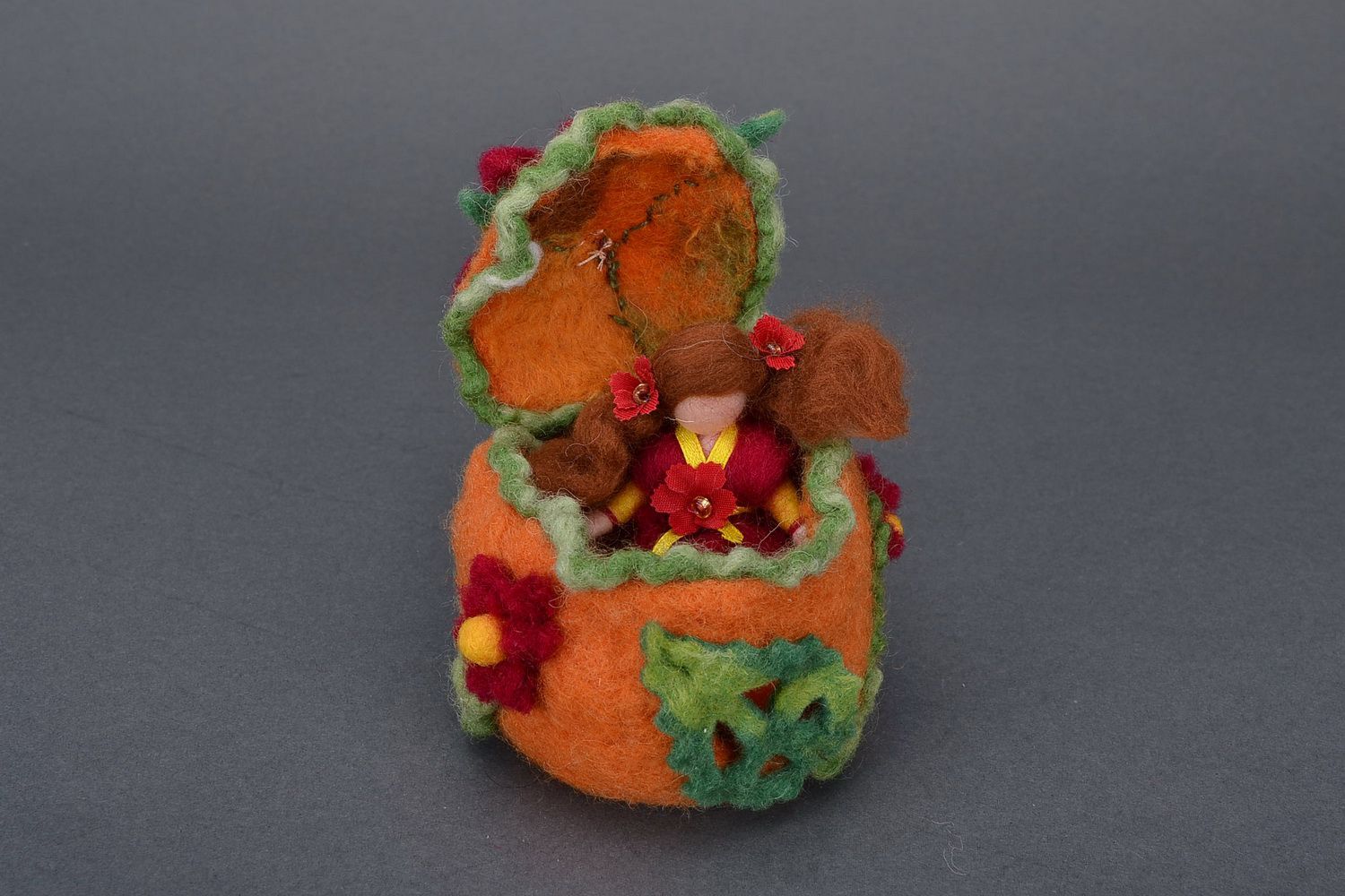 Handmade Filz Puppe Däumeline im Haus foto 3