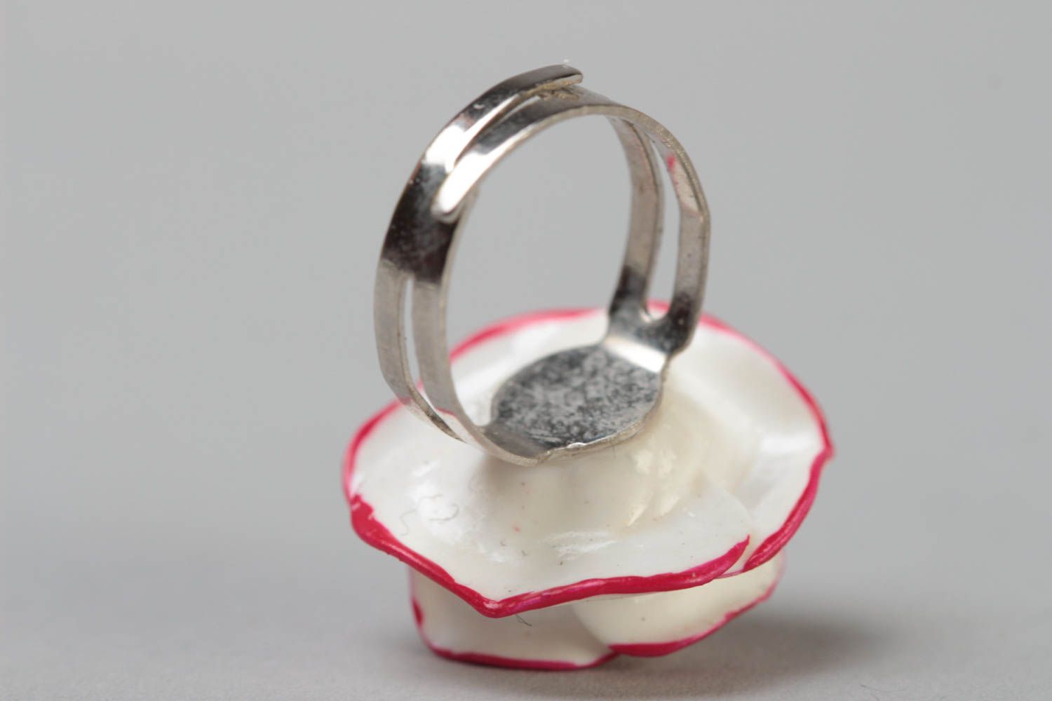 Schöner eleganter handmade Ring aus Polymer Ton regulierbar in Form von Rose  foto 4