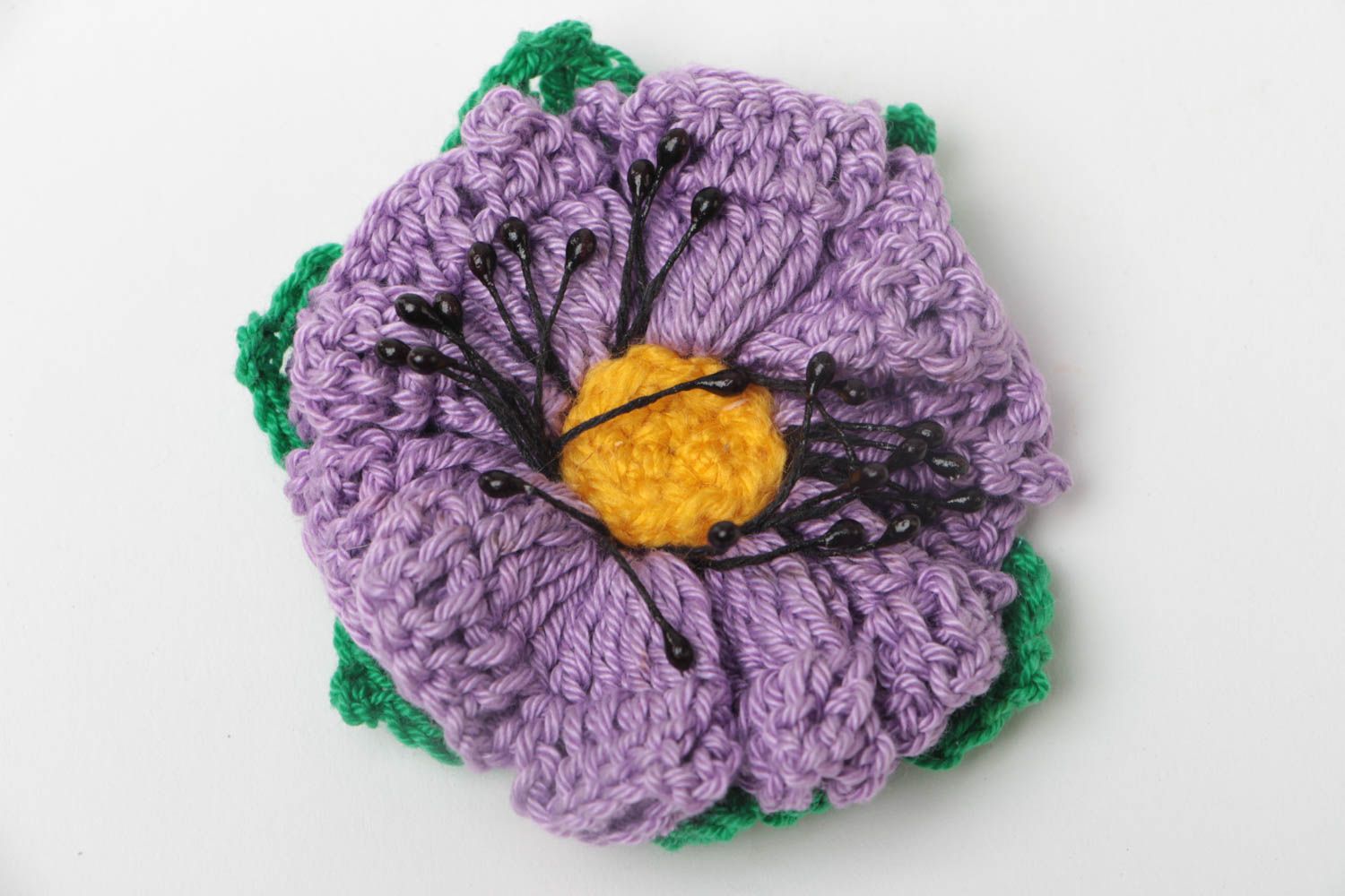 Pinza para el pelo artesanal tejida con forma de flor violeta original bonita foto 2