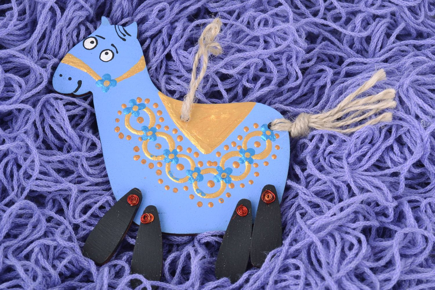 Juguete de madera hecho a mano con forma de caballo decoración con ojal de color azul foto 1
