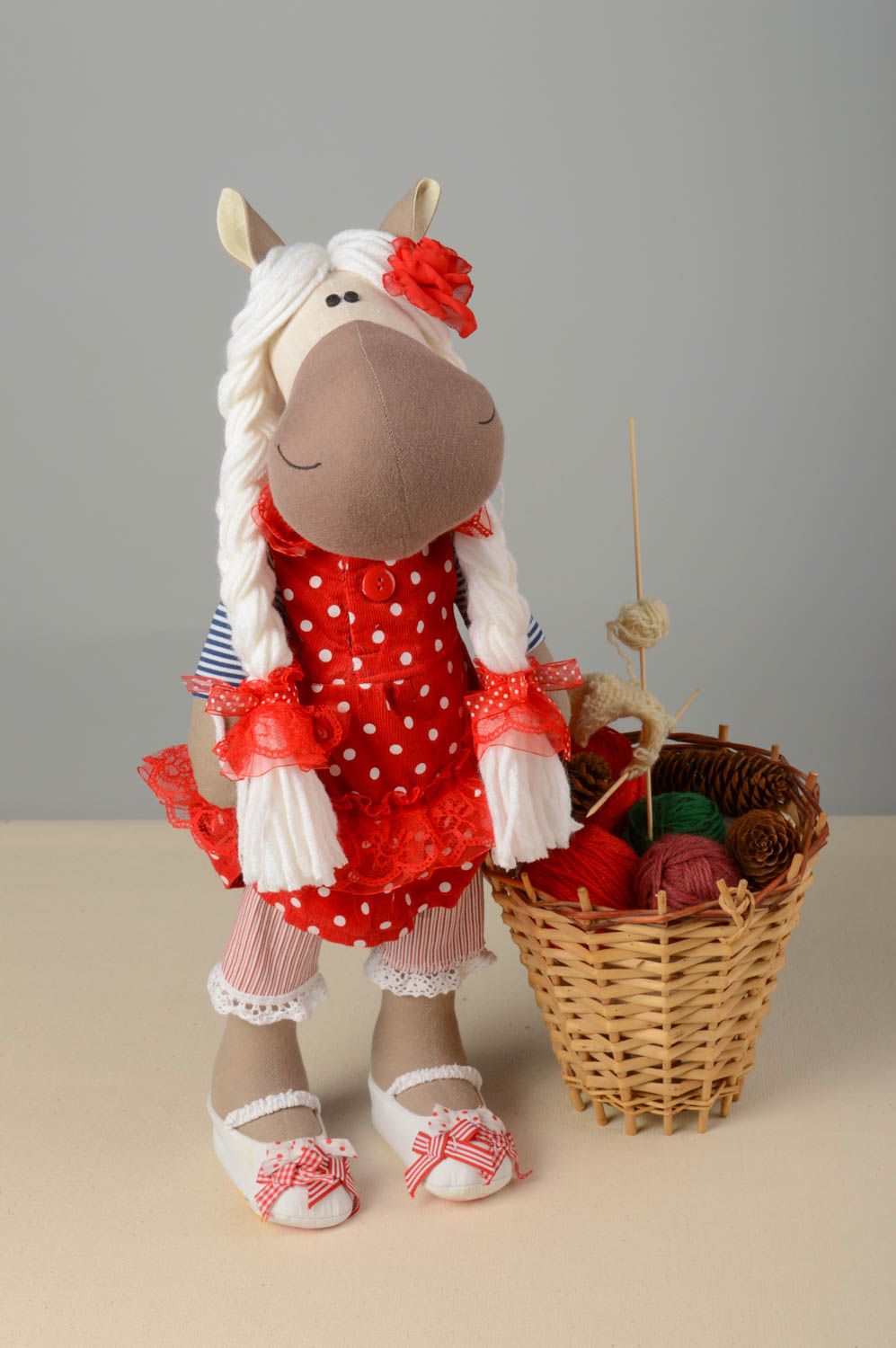Peluche cheval en tissu de coton et lin faite main originale en robe rouge photo 1