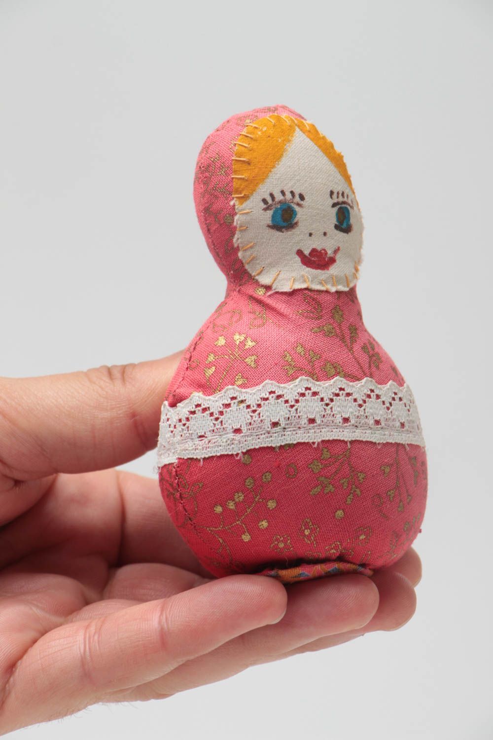 Handgemachte Puppe Matroschka aus Stoff originell für Kind Designer Spielzeug foto 5