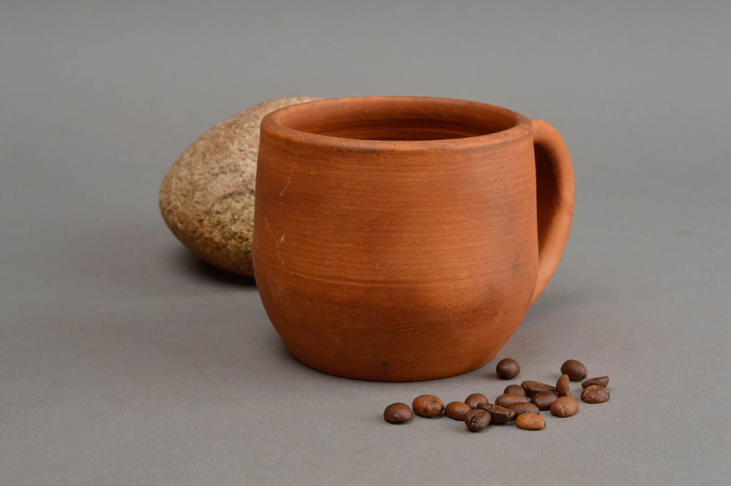 Коричневая глиняная чашка для чая или кофе объемом 200 мл ручной работы фото 1