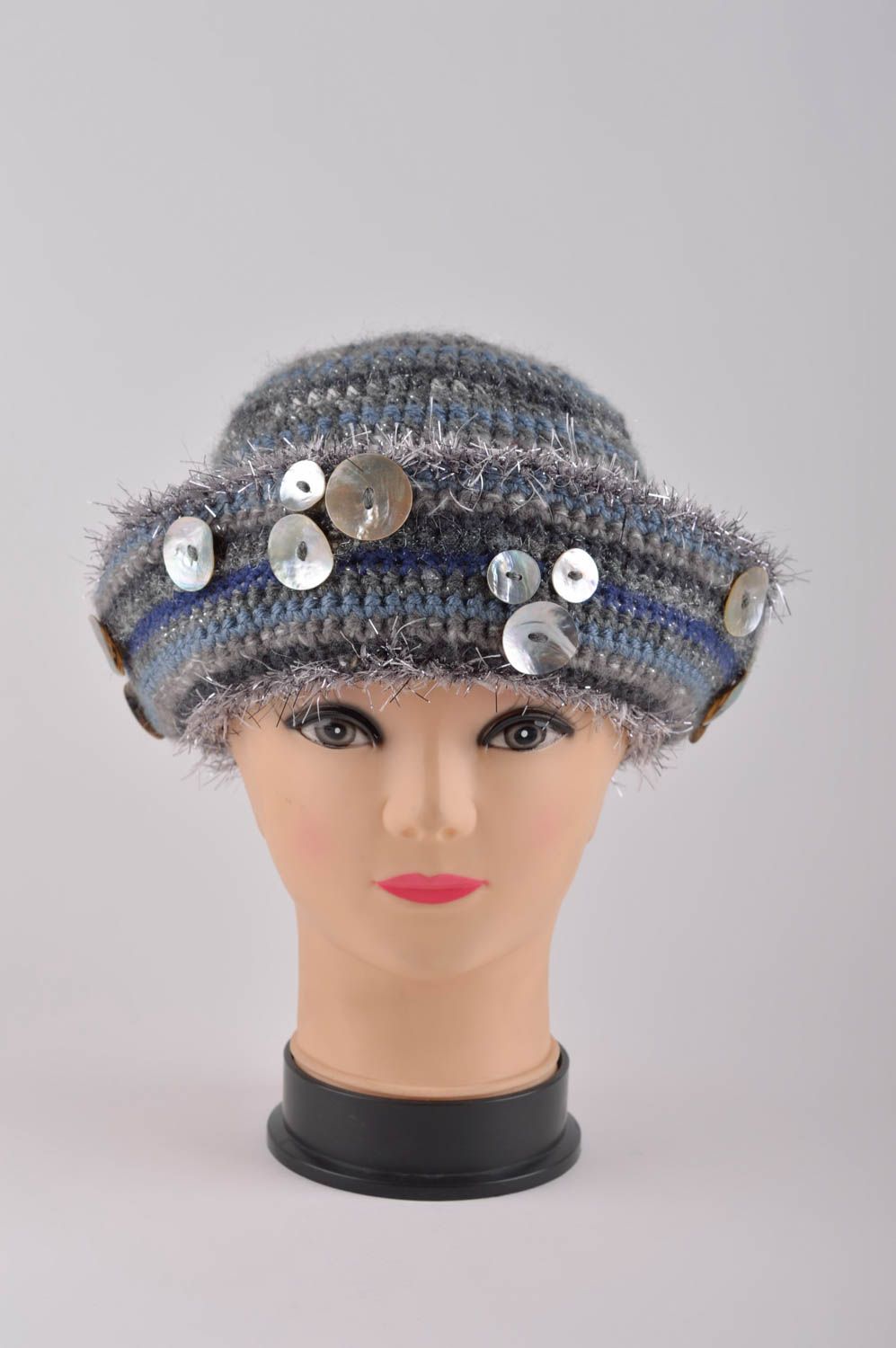 Handmade gehäkelter Hut Designer Accessoire modischer Hut aus Wolle grau   foto 3