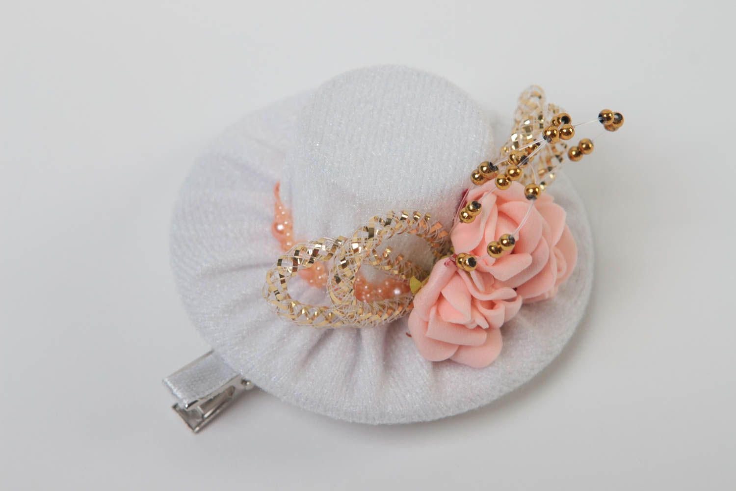 Оригинальная заколка для волос зажим со шляпкой ручной работы белая с розами  фото 2