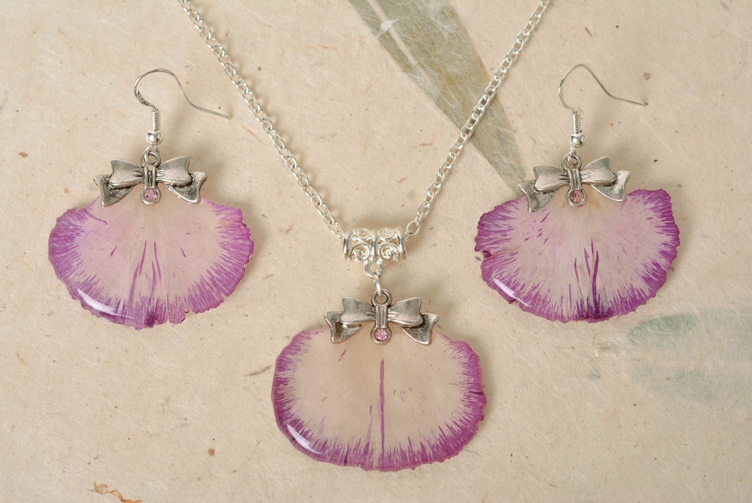 Set of jewelry made of epoxy resin with dried flowers earrings and pendant photo 1
