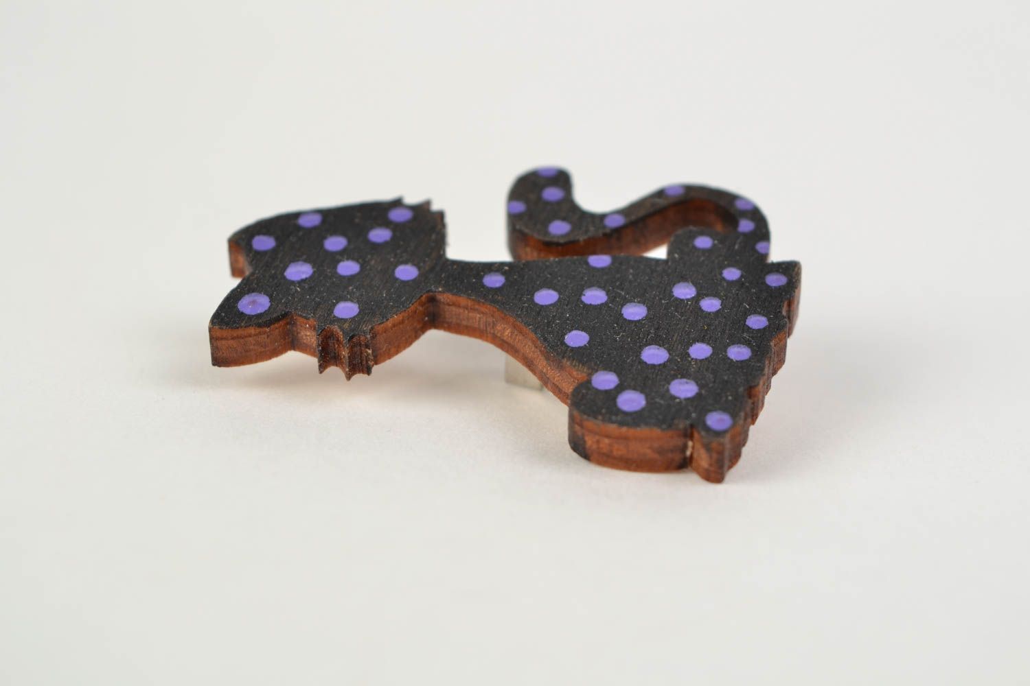 Broche en bois naturel en forme de chat faite main peinte de couleurs acryliques photo 3