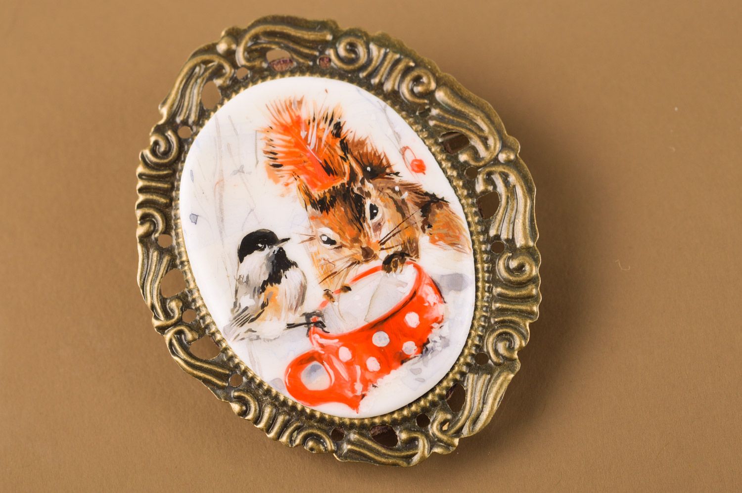 Schöne handmade Brosche aus Metall mit miniatüreske Acryl Bemalung Eichhörnchen foto 2