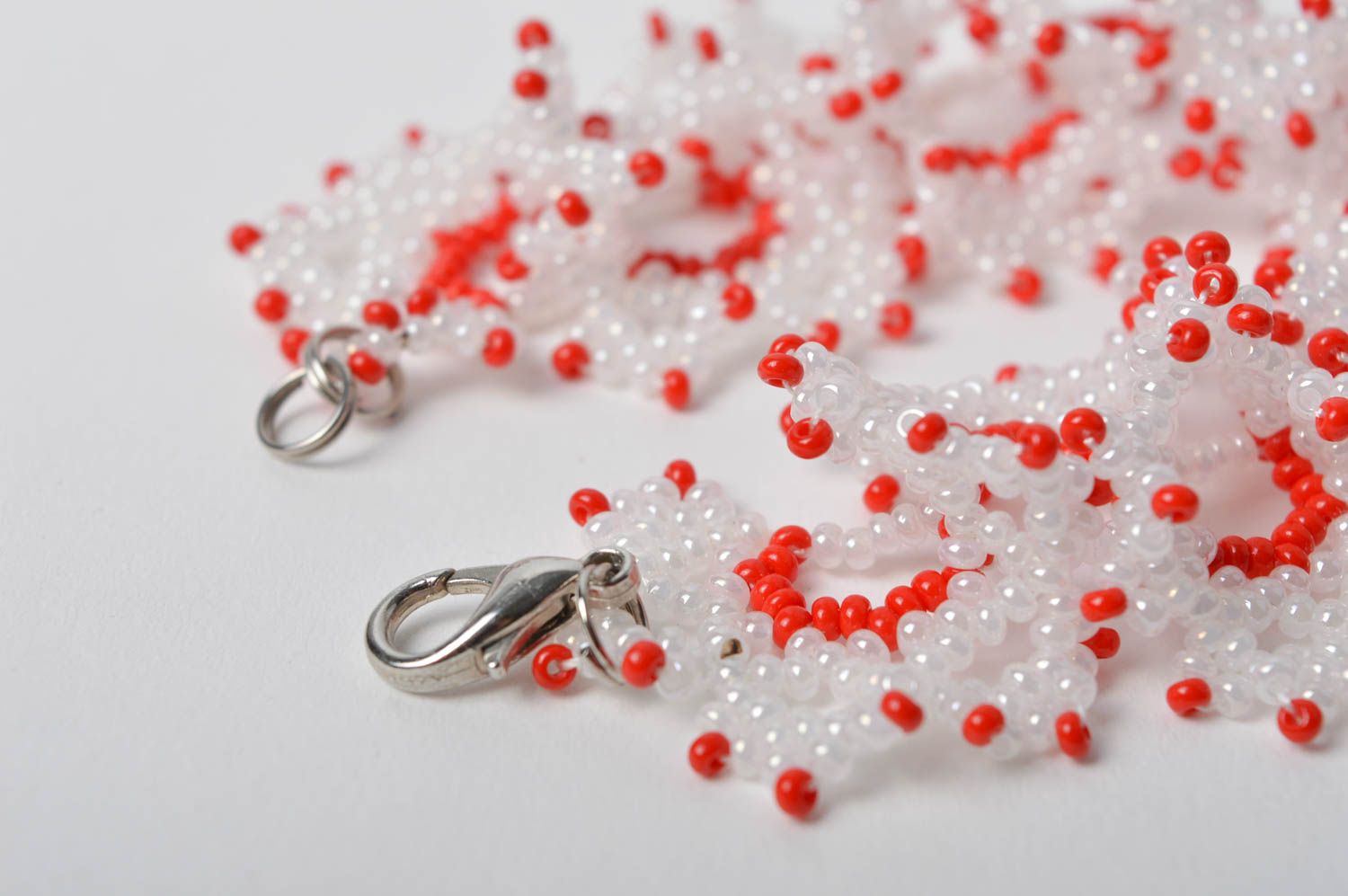 Bracelet perles rocaille Bijou fait main blanc rouge sympa Accessoire femme photo 4