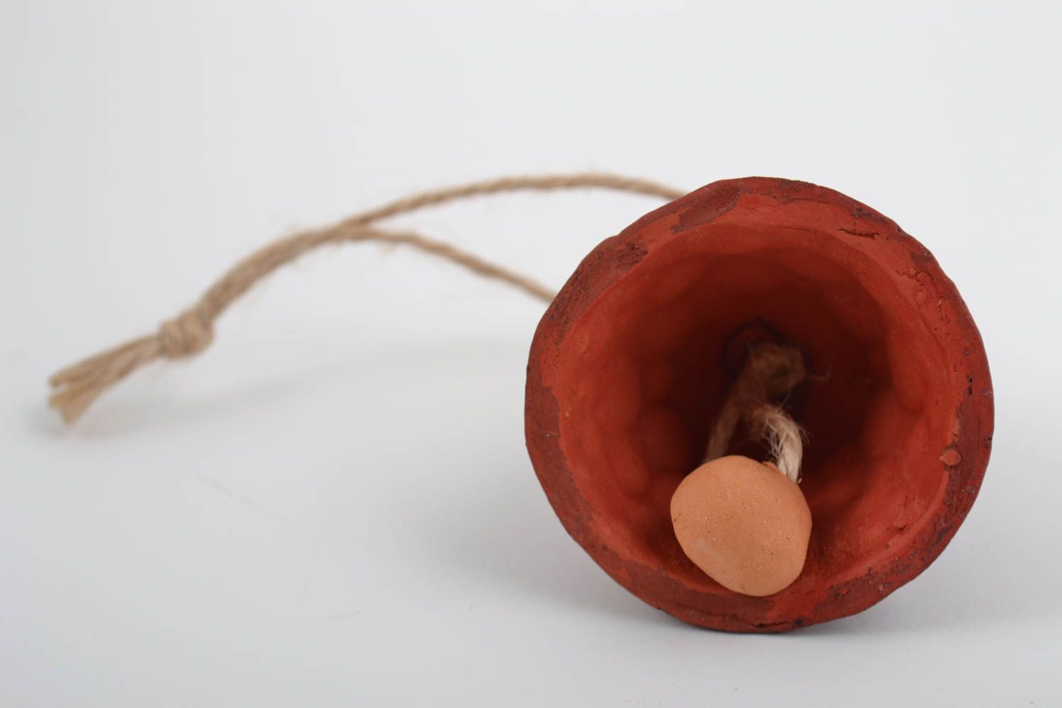 Petite clochette en céramique brune faite main avec ficelle originale jolie photo 3
