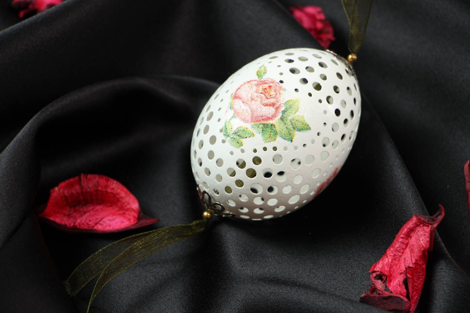 Pingente decorativo na forma de ovo esculpido e decorado na técnica de decoupage foto 5
