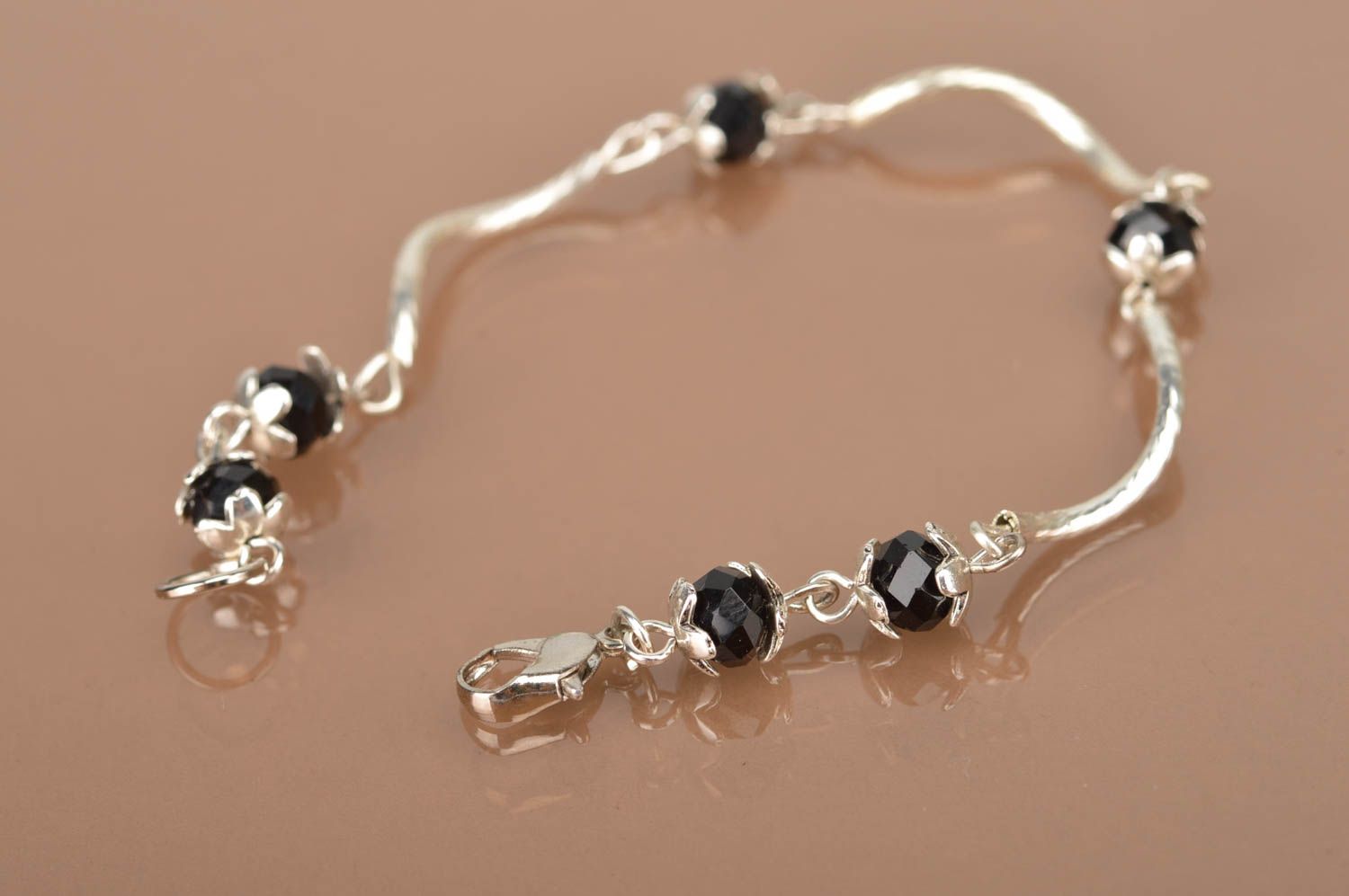 Feines leichtes Metall Armband handmade für Damen Sechs schwarze Perlen foto 3