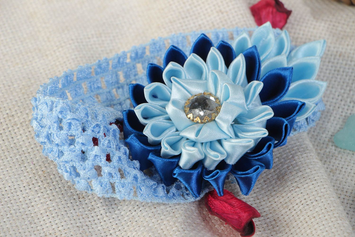 Bandeau en tissu bleu avec fleurs en rubans fait main technique kanzashi    photo 1
