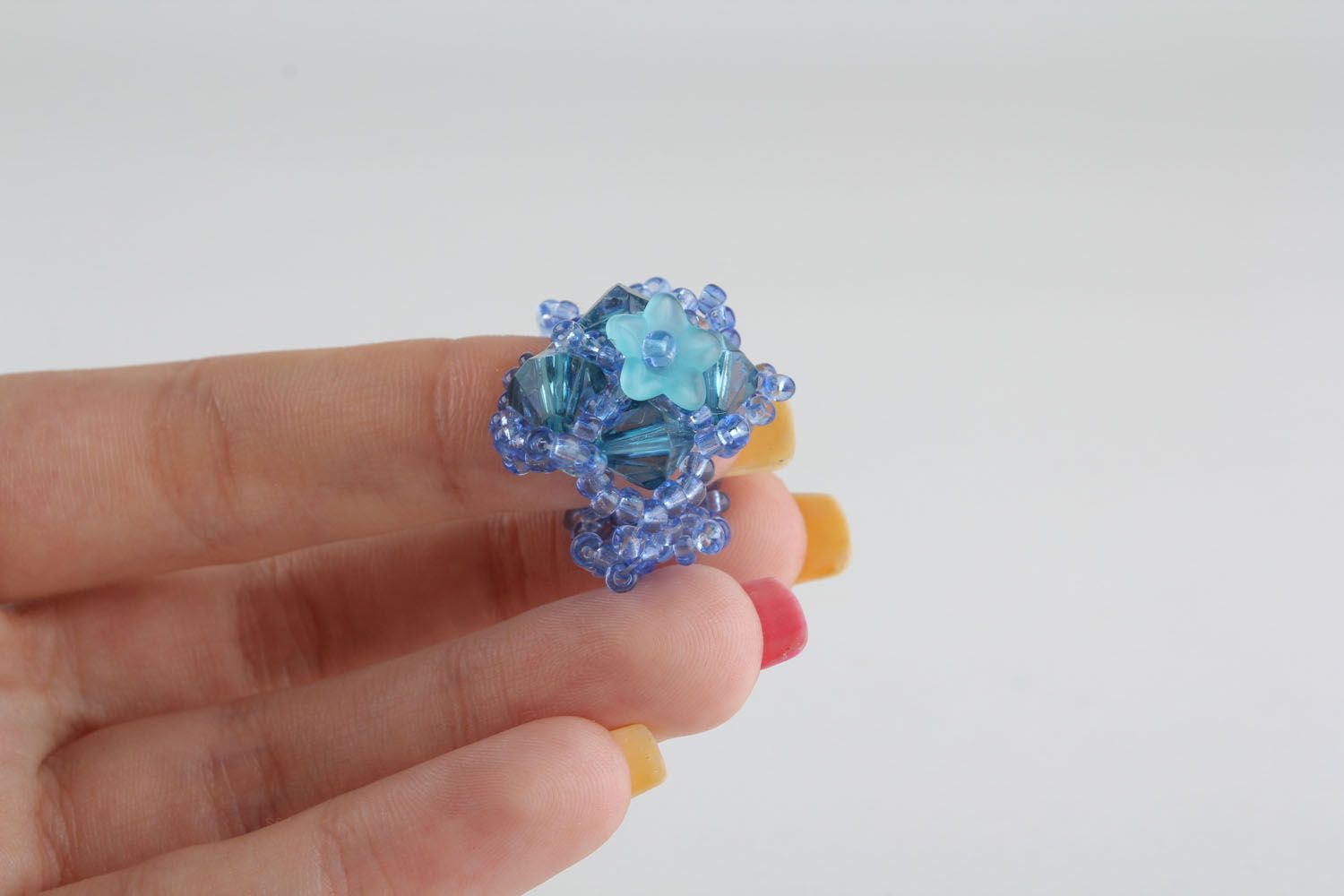 Простое кольцо из бисера голубого цвета фото 5