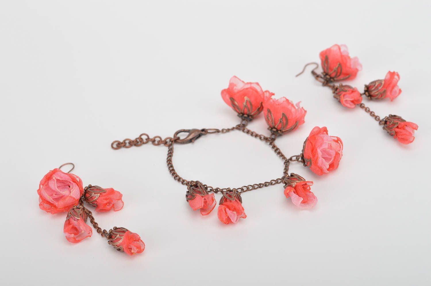 Parure bijoux Bracelet fait main Boucles d'oreilles pendantes fleurs rouges photo 2