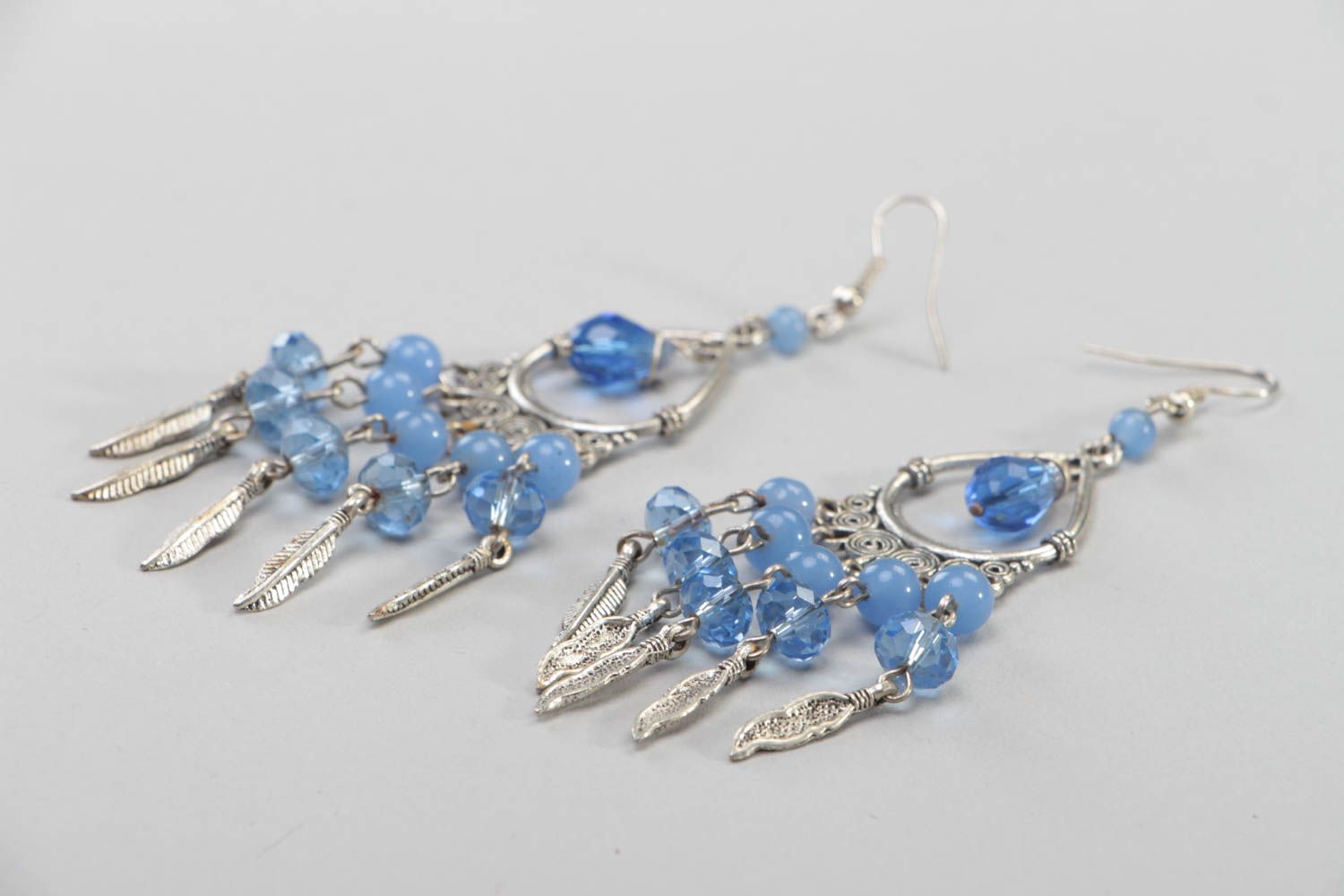 Boucles d'oreilles pendantes en métal et perles de verre bleues faites main photo 3