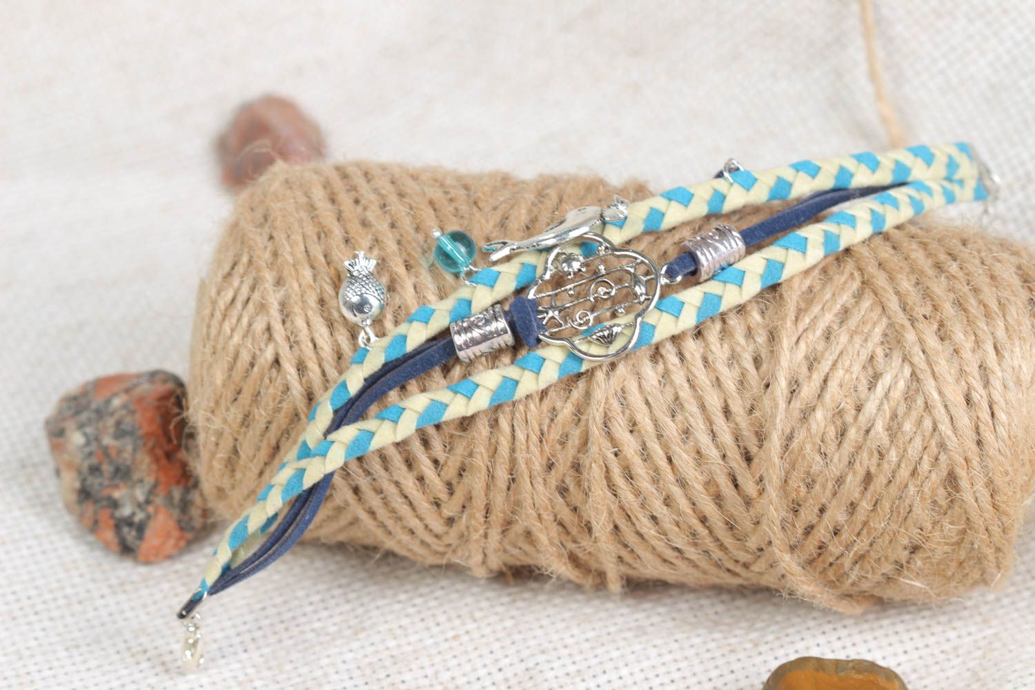 Bracelet en cuir tressé fin bleu avec breloques métalliques fait main original photo 1