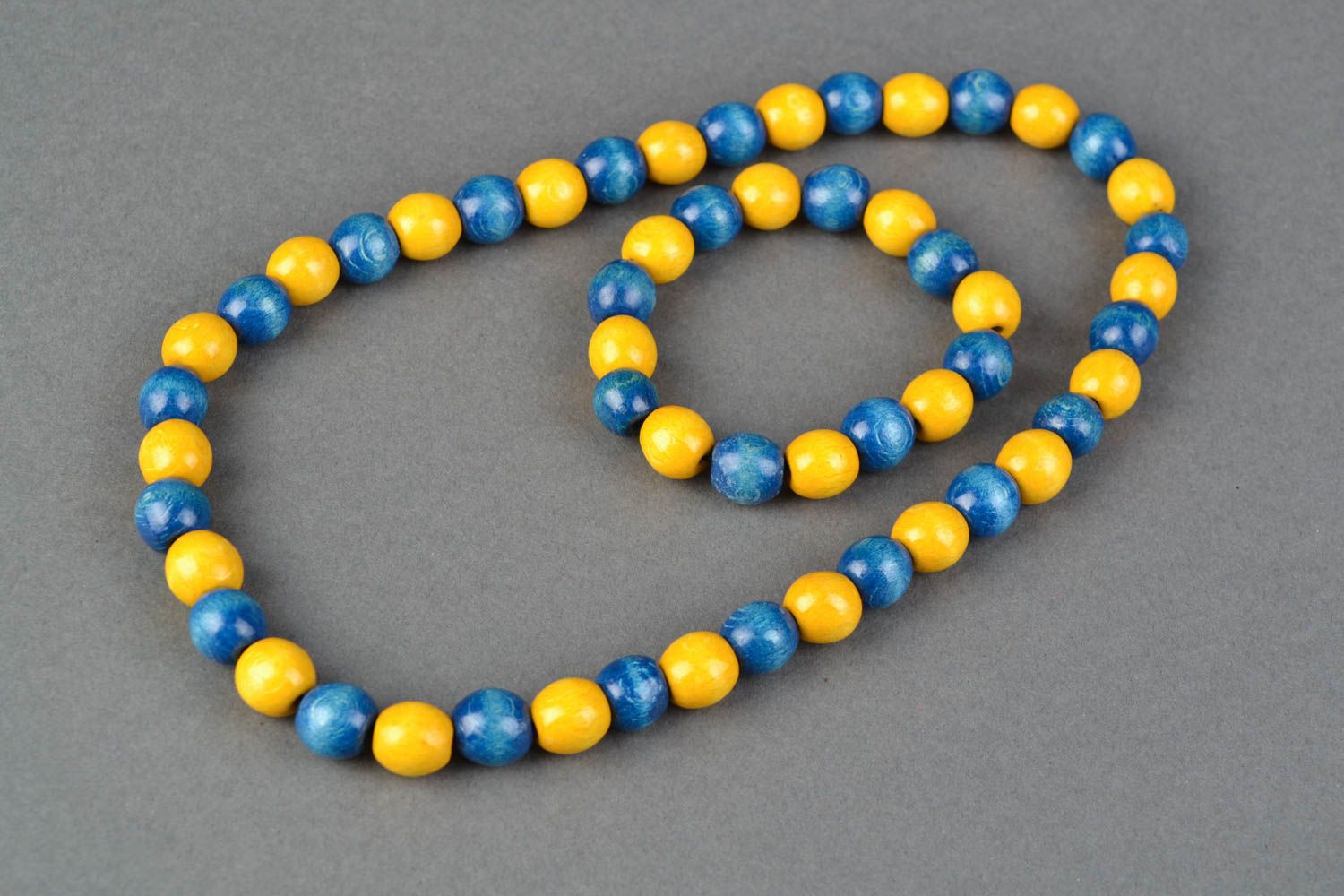 Set de bijoux en perles de bois de hêtre faits main bracelet collier jaune bleu photo 3