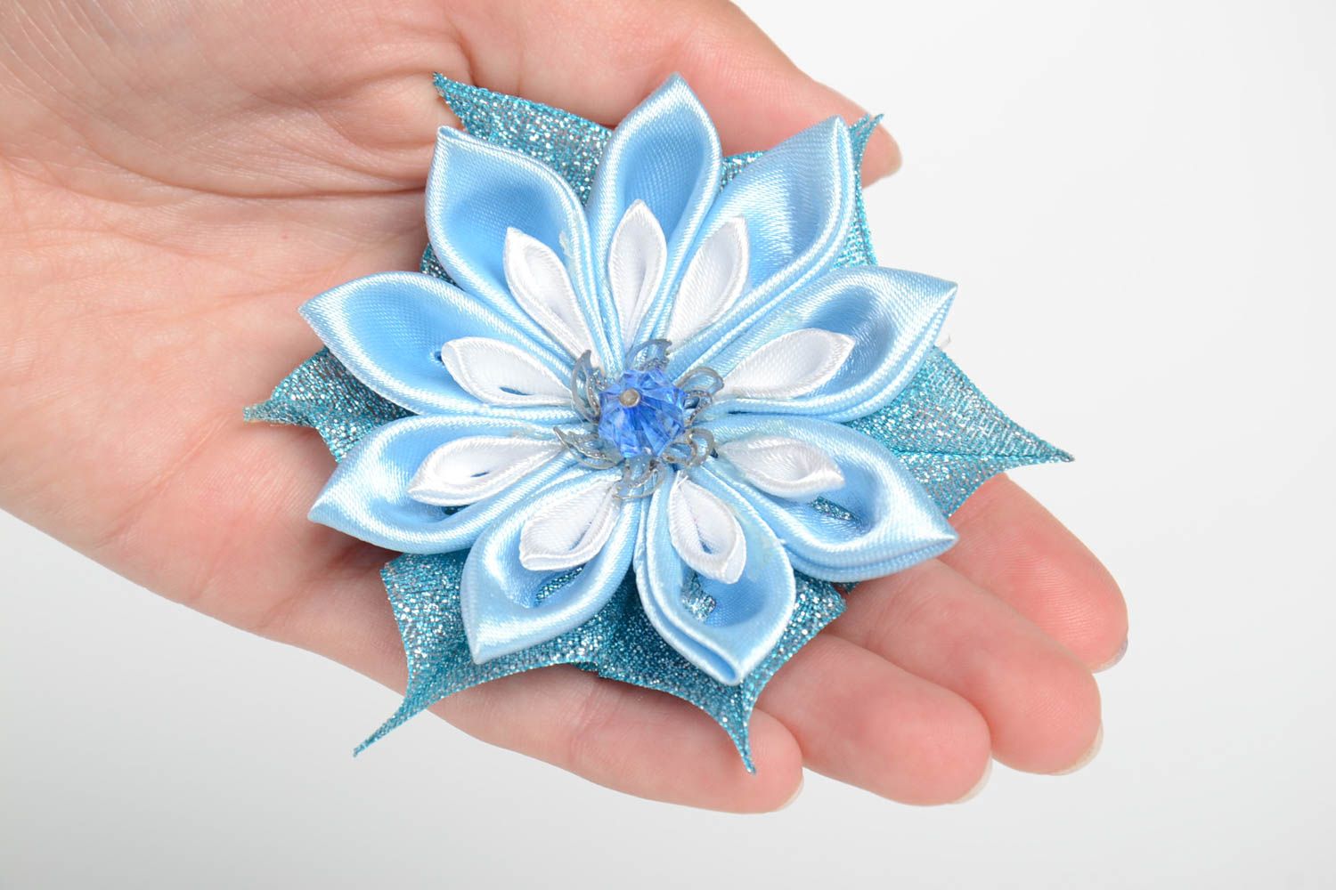 Голубая заколка для волос из атласных лент в виде цветка ручной работы фото 5