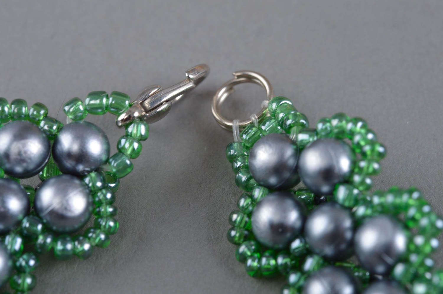 Collier en perles de fantaisie et perles de rocaille gris-vert fait main photo 4