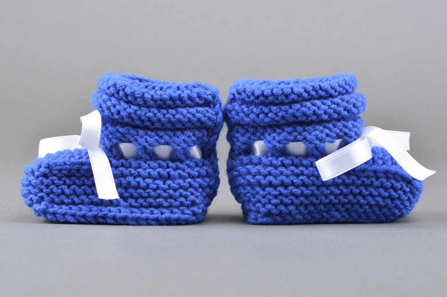 Синие пинетки ручной вязки спицами из полушерстяных ниток с бантиком из атласа фото 2