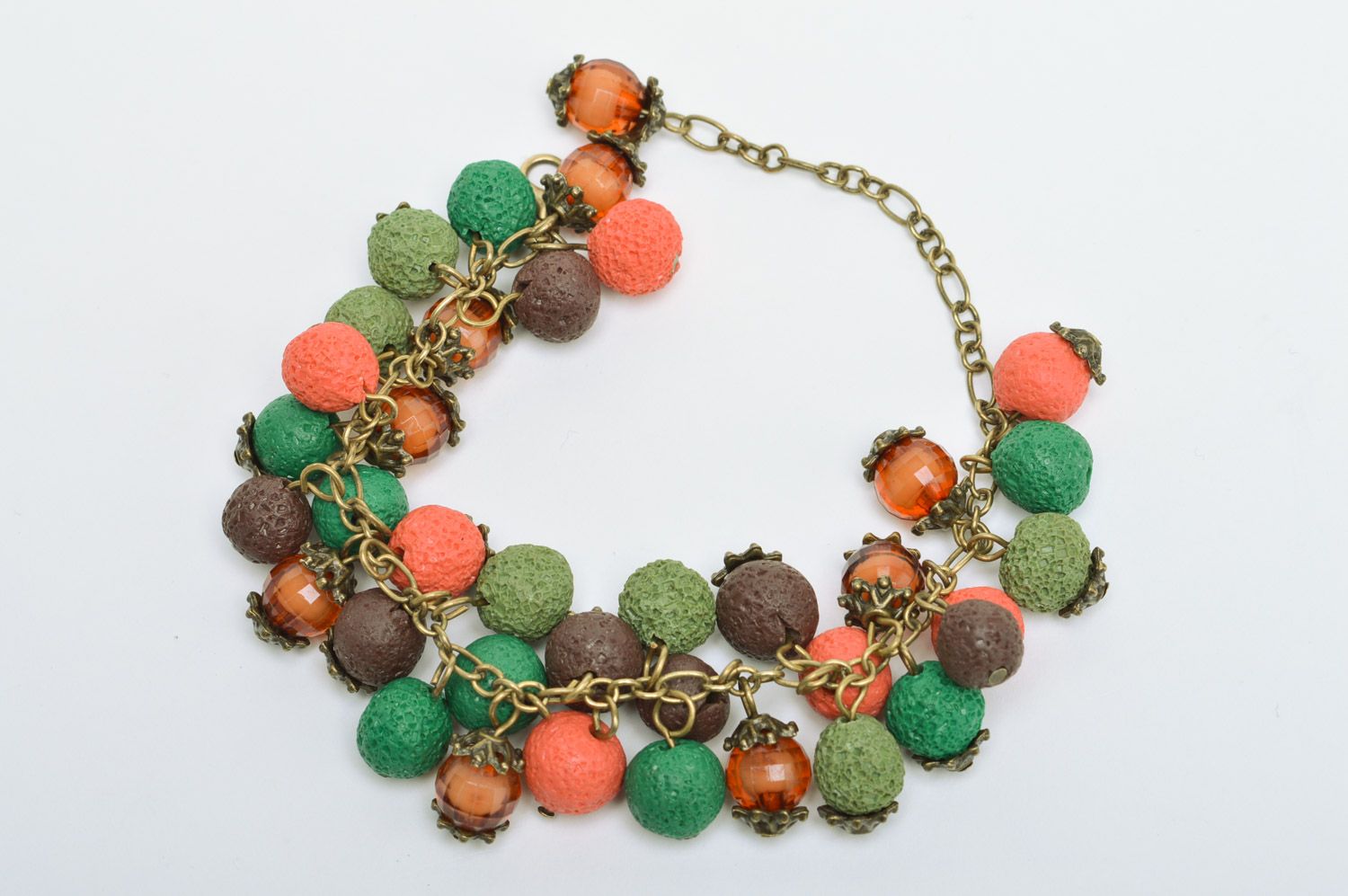 Originelles buntes Armband aus Polymerton mit Anhängern handmade in Grün und Rosa für Damen foto 2