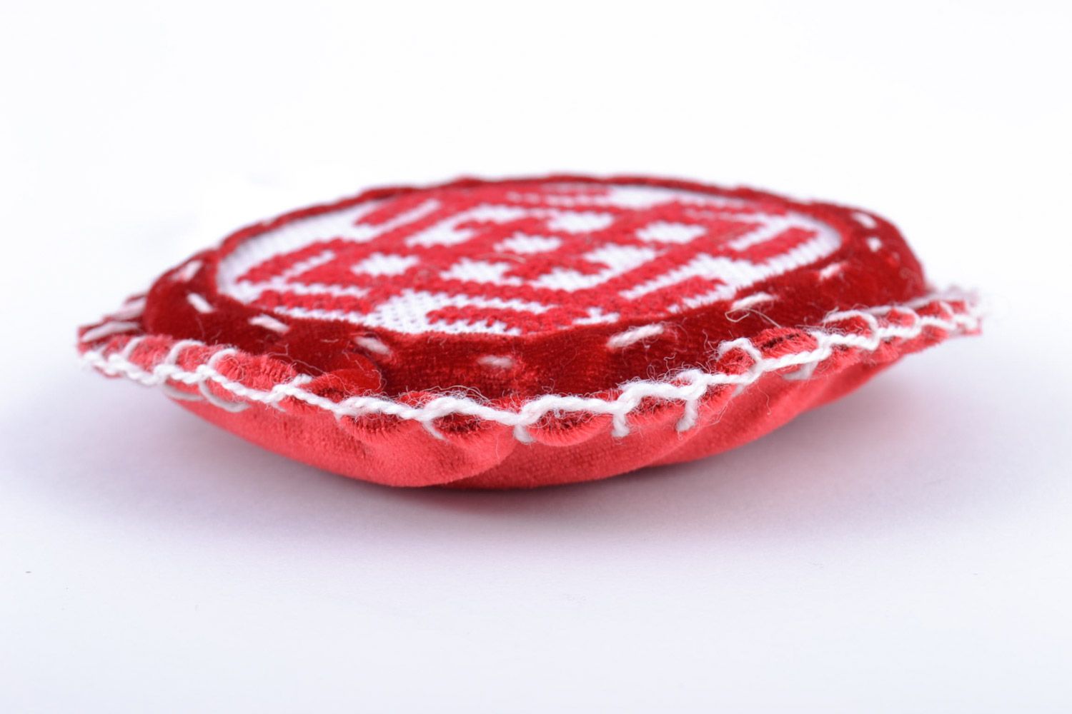 Amuleto para casa artesanal bordado en punto de cruz con terciopelo rojo foto 5