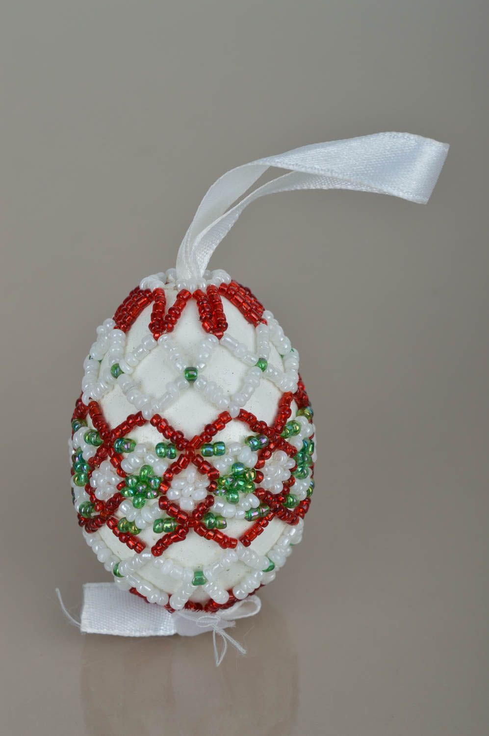 Пасхальное яйцо ручной работы яйцо из бисера пасхальный декор белое подвеска фото 2