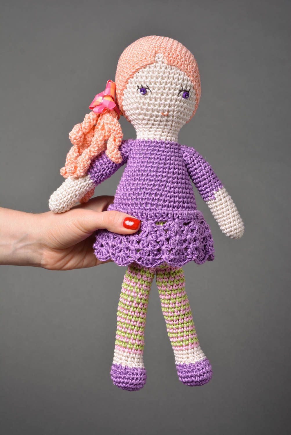 Handmade Designer Puppe Stoff Spielzeug Gehäkelte Puppe Mädchen in Violett foto 3