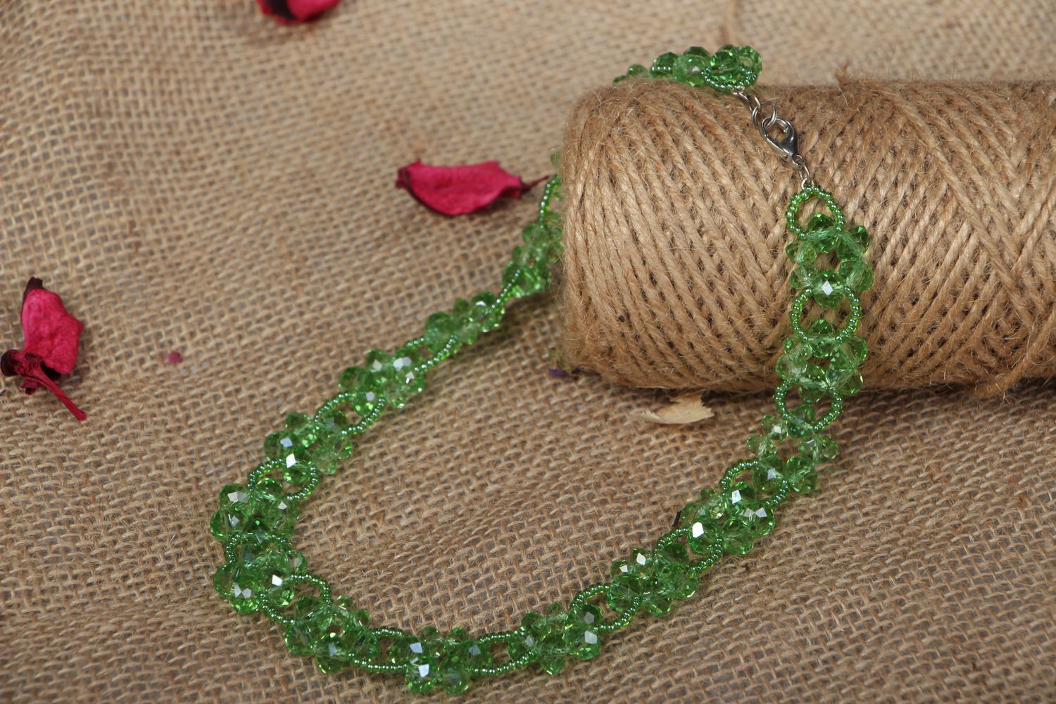 Ожерелье из бисера и хрусталя зеленое красивое фото 5