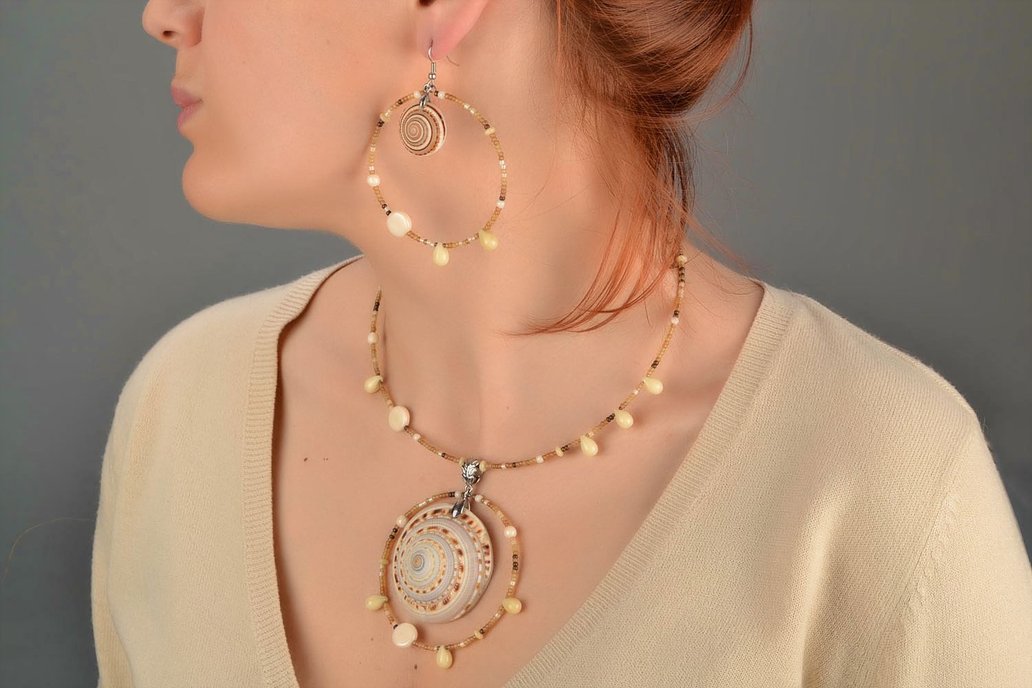 Parure bijoux collier boucles d'oreilles beiges perles fantaisie faits main photo 1