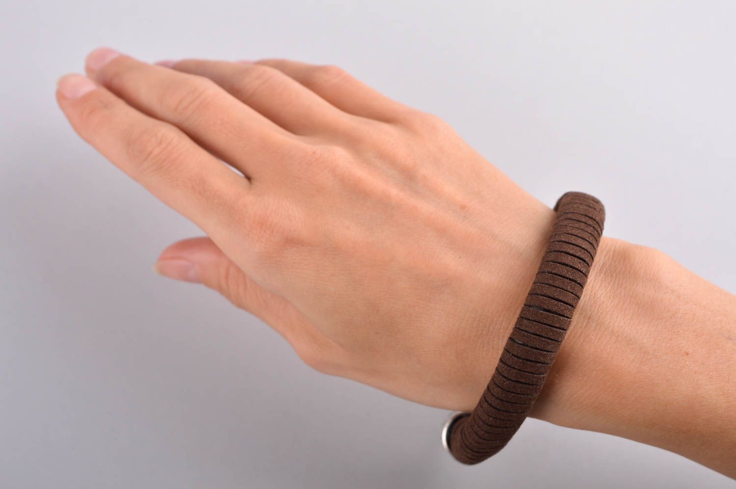 Кожаный браслет украшение ручной работы коричневое аксессуар из кожи стильный фото 4