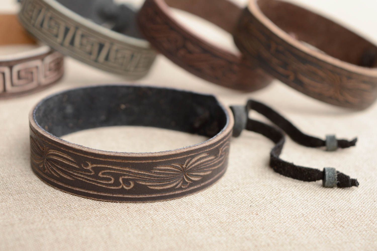 Brown carved leather bracelet photo 2