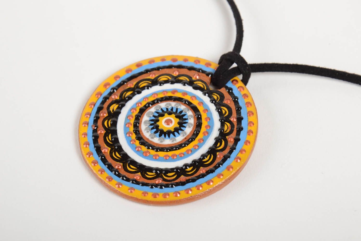 Круглый глиняный кулон на простом шнурке с круговым орнаментом ручной работы фото 5