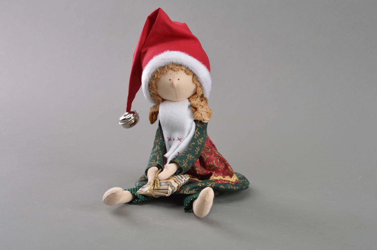 Симпатичная кукла ручной работы для декора интерьера Гномик с подарком  фото 2