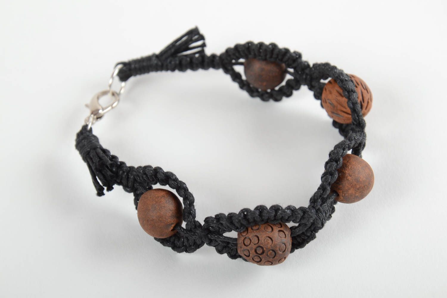 Красивый плетеный браслет из вощеного шнура черный с глиняными бусинами хендмейд фото 1