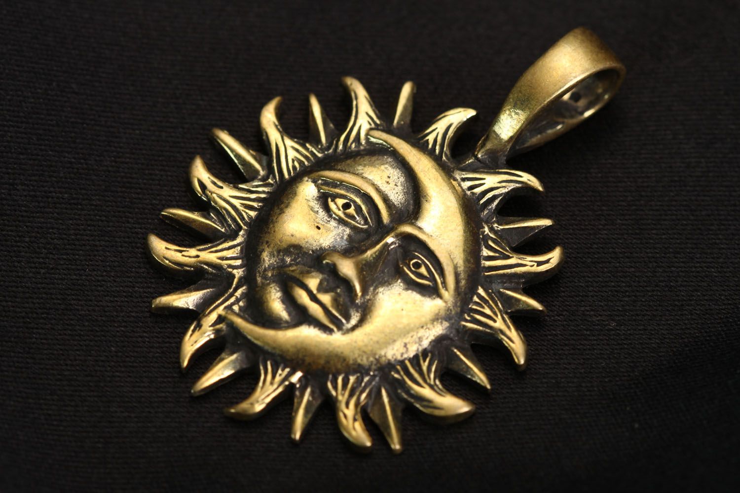 Pingente de bronze feito à mão Sol-Lua foto 1