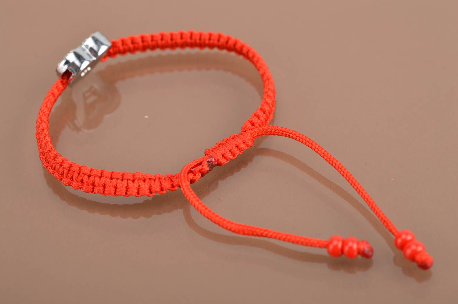 Lustiges rotes handgemachtes Armband aus Fäden mit Einsätzen auf Schnüren foto 5