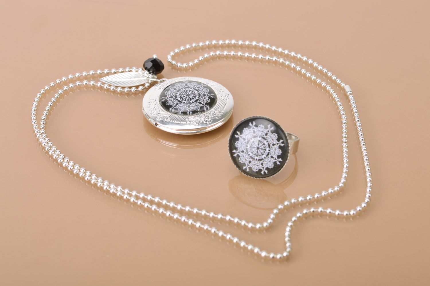 Set de bijoux faits main pendentif et bague ronds couleur argentée style vintage photo 2